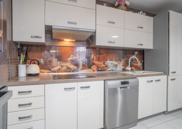 Na predaj priestranný 6-izbový rodinný dom v obci Hrnčiarovce nad Parnou