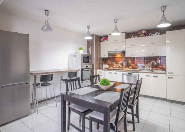 Na predaj priestranný 6-izbový rodinný dom v obci Hrnčiarovce nad Parnou