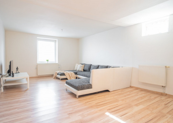 Na predaj priestranný 6-izbový rodinný dom v obci Hrnčiarovce nad Parnou