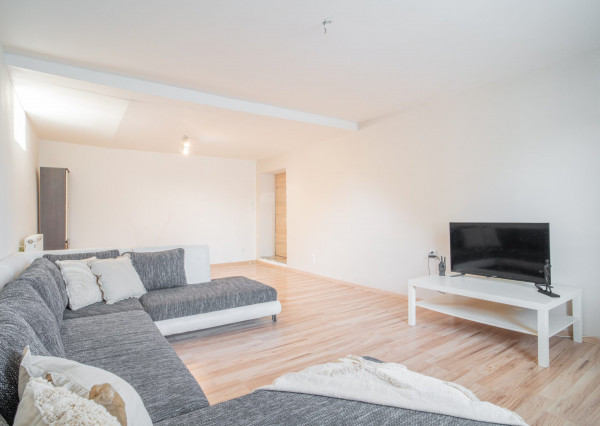 Na predaj priestranný 6-izbový rodinný dom v obci Hrnčiarovce nad Parnou