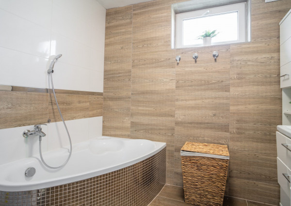 Na predaj priestranný 6-izbový rodinný dom v obci Hrnčiarovce nad Parnou