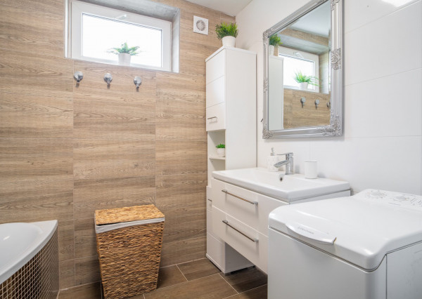 Na predaj priestranný 6-izbový rodinný dom v obci Hrnčiarovce nad Parnou