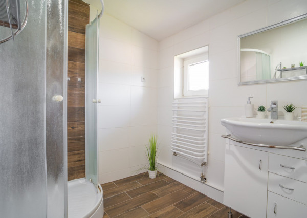 Na predaj priestranný 6-izbový rodinný dom v obci Hrnčiarovce nad Parnou