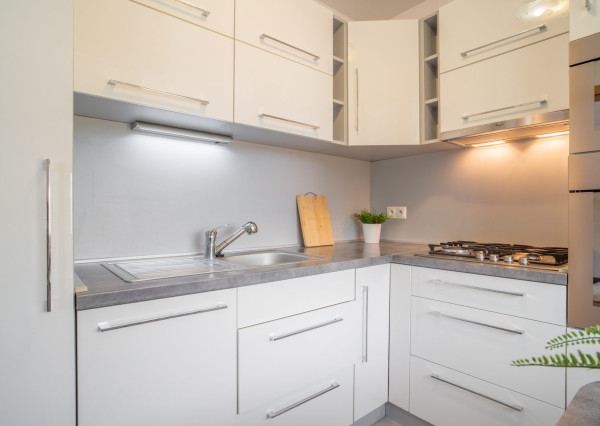 Na prenájom zrekonštruovaný 1-izbový byt s veľkorysou loggiou v tichej časti Dúbravky