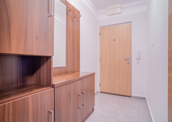 Na prenájom zrekonštruovaný 1-izbový byt s veľkorysou loggiou v tichej časti Dúbravky