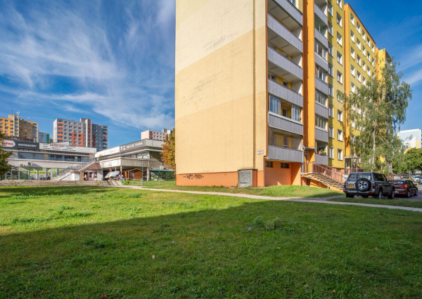 Na prenájom zrekonštruovaný 1-izbový byt s veľkorysou loggiou v tichej časti Dúbravky