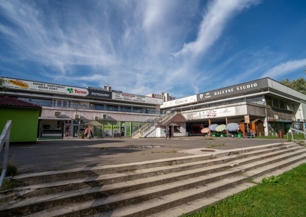 Na prenájom zrekonštruovaný 1-izbový byt s veľkorysou loggiou v tichej časti Dúbravky