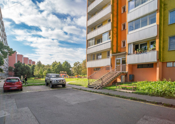 Na prenájom zrekonštruovaný 1-izbový byt s veľkorysou loggiou v tichej časti Dúbravky