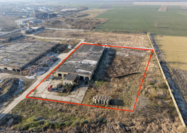 Na predaj veľkorysý pozemok s poľnohospodárskou budovou v obci Vydrany vhodný aj pre developerov