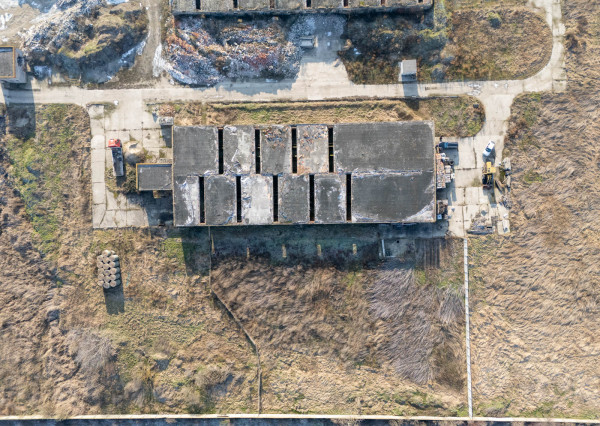 Na predaj veľkorysý pozemok s poľnohospodárskou budovou v obci Vydrany vhodný aj pre developerov