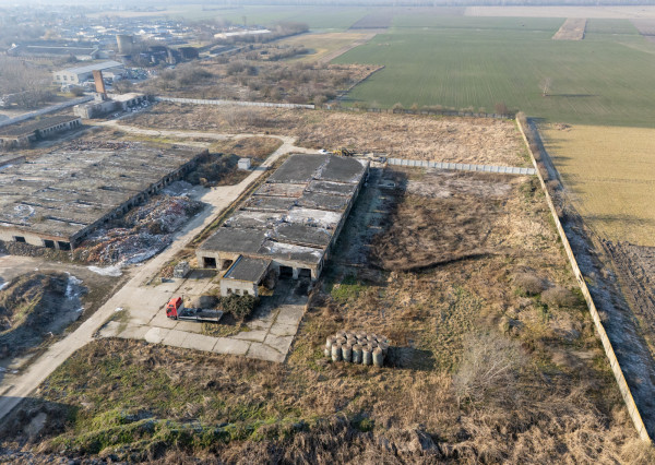 Na predaj veľkorysý pozemok s poľnohospodárskou budovou v obci Vydrany vhodný aj pre developerov