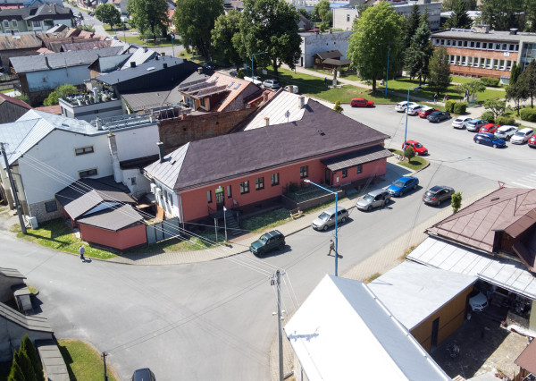 Na predaj komerčná budova v centre mesta Spišská Stará Ves so skvelým investičným potenciálom