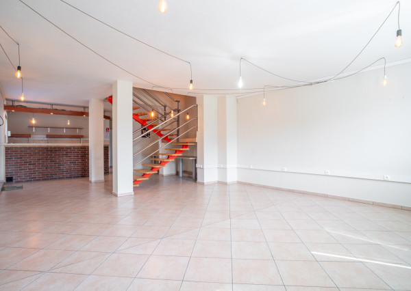 Na predaj rozsiahly investičný pozemok s polyfunkčným domom