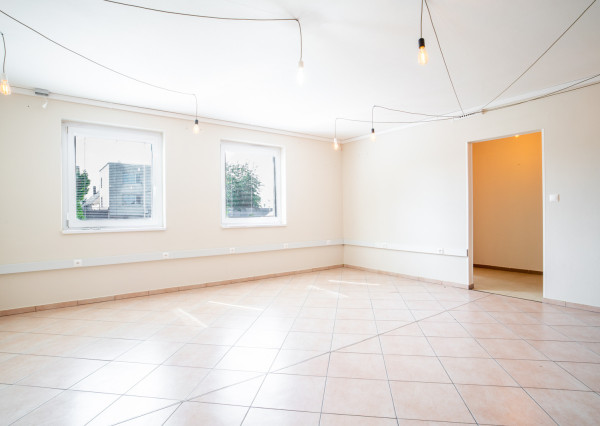 Na predaj rozsiahly investičný pozemok s polyfunkčným domom