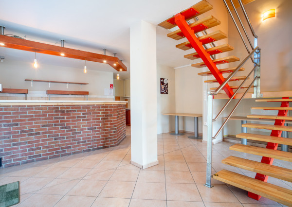 Na predaj rozsiahly investičný pozemok s polyfunkčným domom