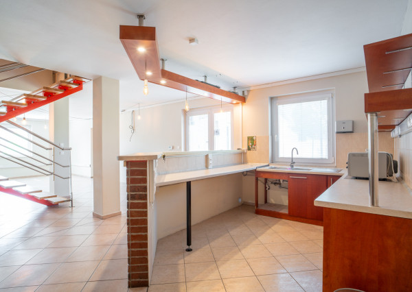 Na predaj rozsiahly investičný pozemok s polyfunkčným domom