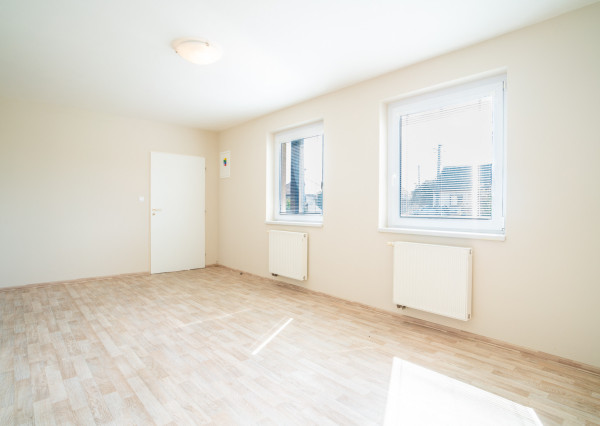 Na predaj rozsiahly investičný pozemok s polyfunkčným domom