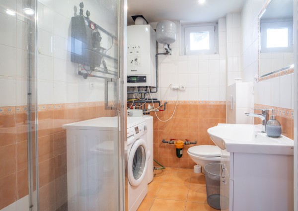 Na predaj rozsiahly investičný pozemok s polyfunkčným domom