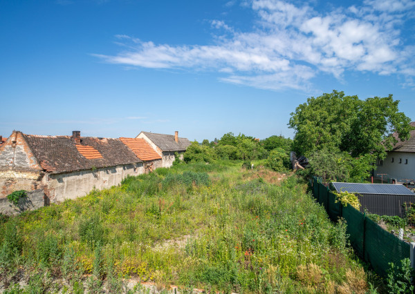Na predaj rozsiahly investičný pozemok s polyfunkčným domom