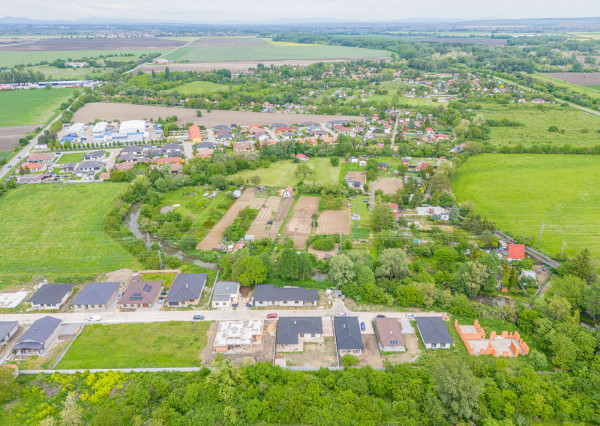 Na predaj nadštandardná 5-izbová novostavba rodinného domu v pokojnej časti Nových Zámkov