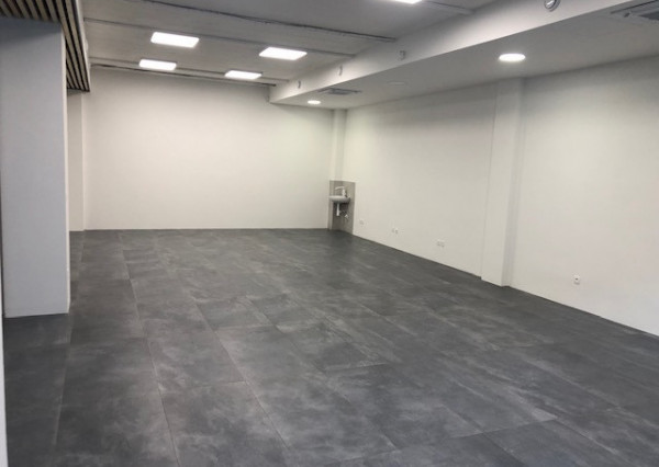 Na prenájom moderný obchodný priestor s výmerou 75 m2 v centre Malaciek