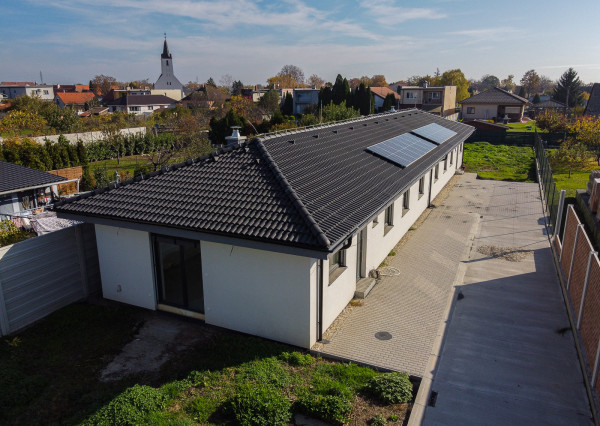 Na predaj moderný 4-izbový rodinný dom s terasou v Hrnčiarovciach nad Parnou