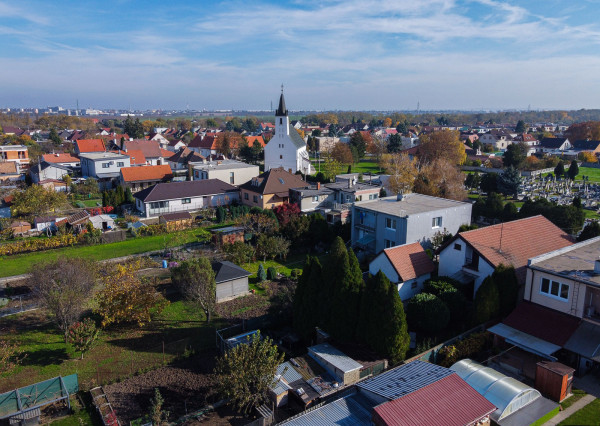 Na predaj jedinečný 4-izbový rodinný dom s terasou v Hrnčiarovciach nad Parnou