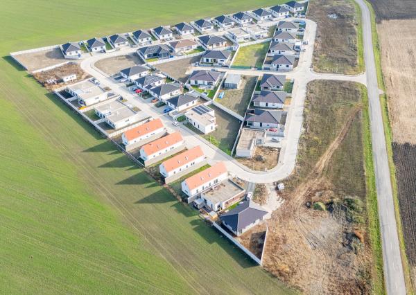 Na predaj lukratívne pozemky v novovybudovanej časti obce Topoľnica