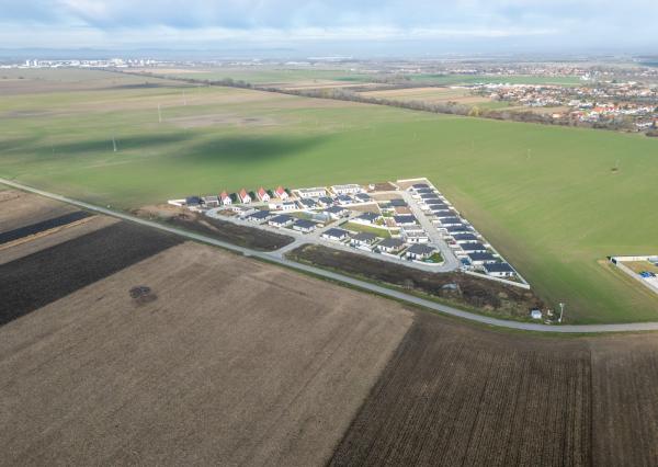 Na predaj lukratívne pozemky v novovybudovanej časti obce Topoľnica