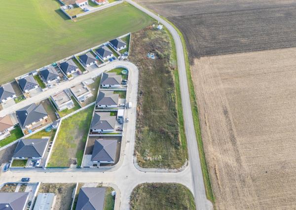 Na predaj lukratívne pozemky v novovybudovanej časti obce Topoľnica