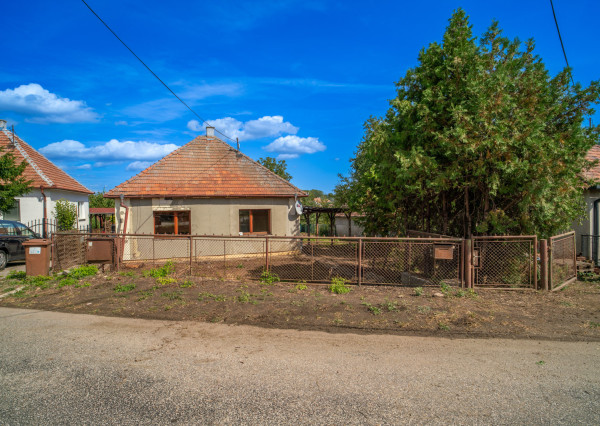 Na predaj rodinný dom s rozľahlým pozemkom v obci Nové Sady