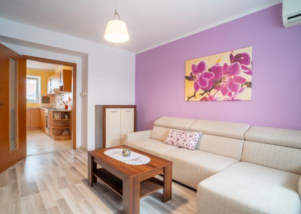 PRENAJATÉ: Na prenájom priestranný 2-izbový byt na Záhradnej ulici v Pezinku