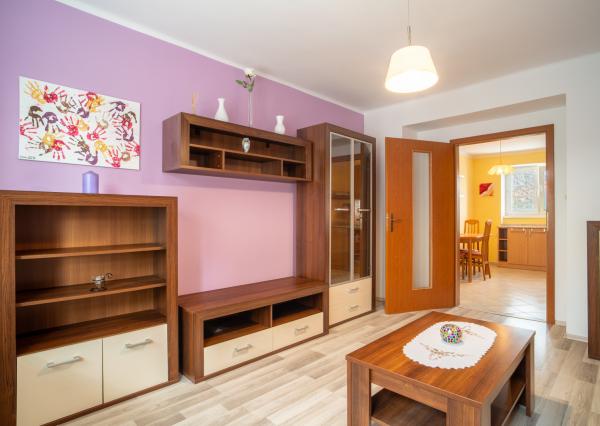 PRENAJATÉ: Na prenájom priestranný 2-izbový byt na Záhradnej ulici v Pezinku