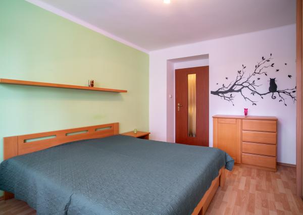 PRENAJATÉ: Na prenájom priestranný 2-izbový byt na Záhradnej ulici v Pezinku