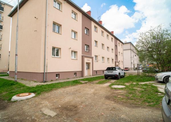 PRENAJATÉ: Na prenájom priestranný 2-izbový byt na Záhradnej ulici v Pezinku