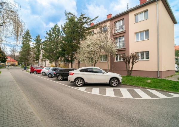 PRENAJATÉ: Na prenájom priestranný 2-izbový byt na Záhradnej ulici v Pezinku