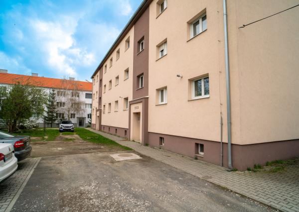 PRENAJATÉ: Na prenájom priestranný 2-izbový byt na Záhradnej ulici v Pezinku