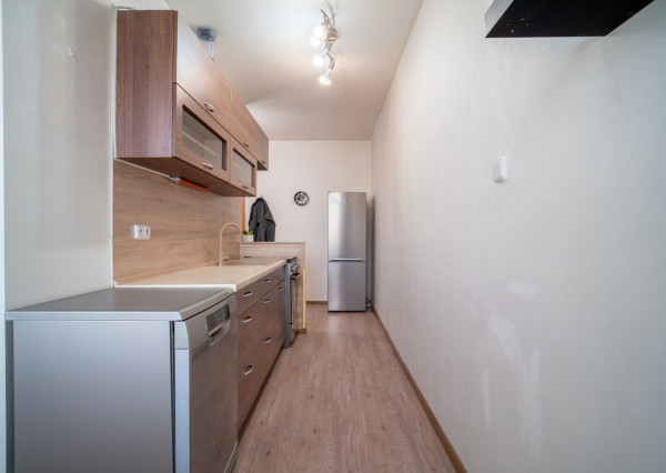 REZERVOVANÉ: Na predaj 1,5-izbový byt v centre Malaciek s investičným potenciálom