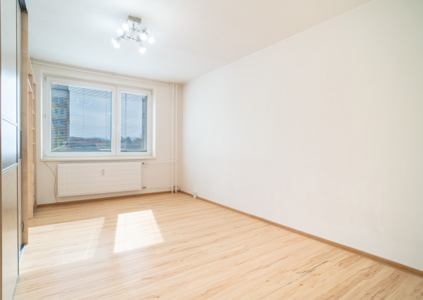 REZERVOVANÉ: Na predaj 1,5-izbový byt v centre Malaciek s investičným potenciálom