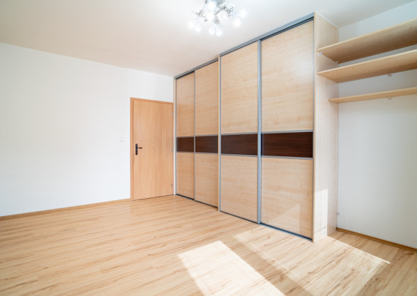 REZERVOVANÉ: Na predaj 1,5-izbový byt v centre Malaciek s investičným potenciálom