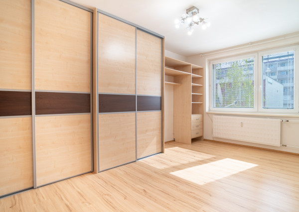 REZERVOVANÉ: Na predaj 1,5-izbový byt v centre Malaciek s investičným potenciálom