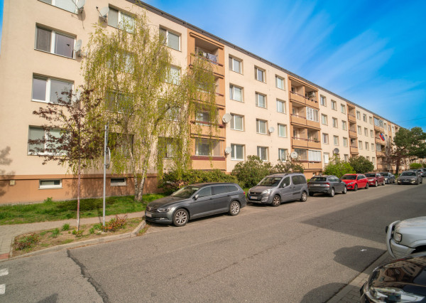 REZERVOVANÉ: Na predaj 1,5-izbový byt v centre Malaciek s investičným potenciálom