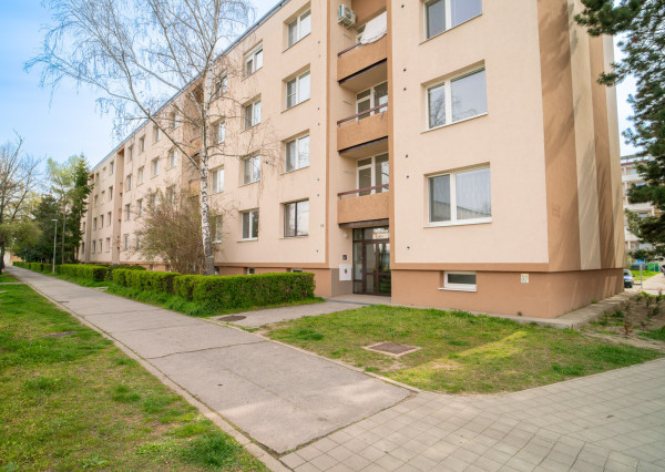 REZERVOVANÉ: Na predaj 1,5-izbový byt v centre Malaciek s investičným potenciálom