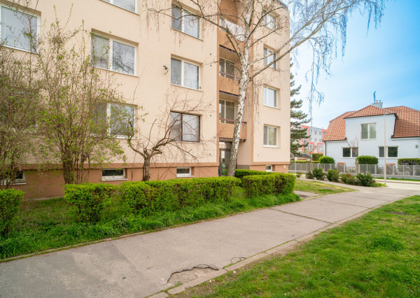 REZERVOVANÉ: Na predaj 1,5-izbový byt v centre Malaciek s investičným potenciálom