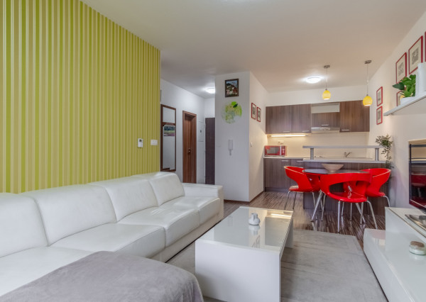 REZERVOVANÉ: Na predaj krásny 2-izbový apartmán v blízkosti golfového areálu vo Veľkej Lomnici