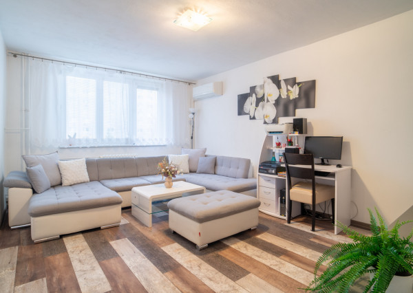 Na predaj priestranný 3-izbový byt s loggiou v centre Stupavy