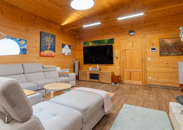 Na predaj jedinečné rodinné sídlo s kúpacím jazierkom a výhľadom na Vysoké Tatry