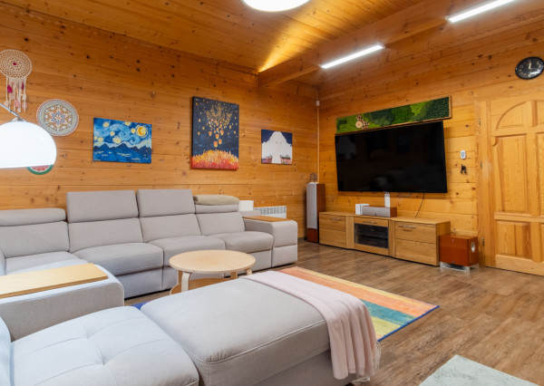 Na predaj jedinečné rodinné sídlo s kúpacím jazierkom a výhľadom na Vysoké Tatry