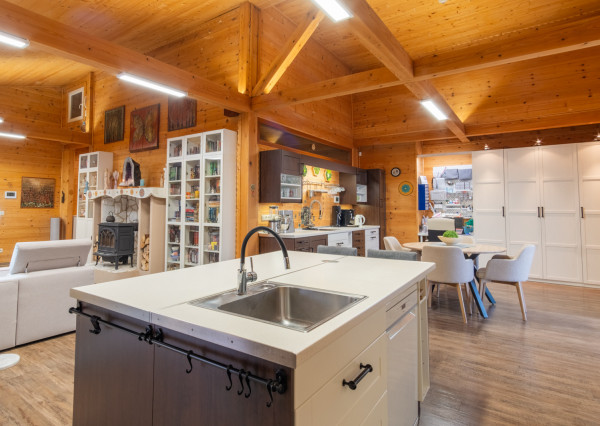 Na predaj jedinečné rodinné sídlo s kúpacím jazierkom a výhľadom na Vysoké Tatry