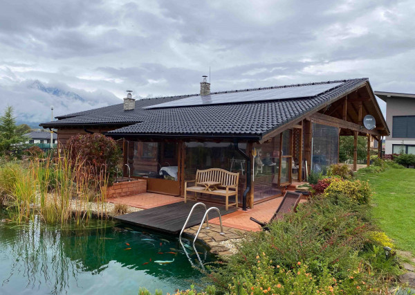 Na predaj jedinečné rodinné sídlo s kúpacím jazierkom a výhľadom na Vysoké Tatry